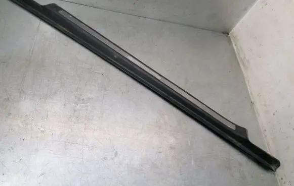 Mercedes-Benz C W203 Side skirt front trim 23382