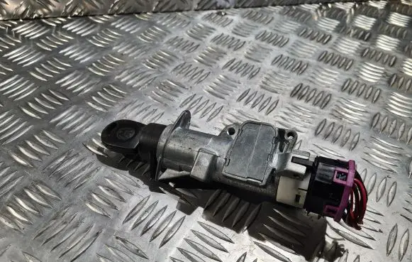 Volkswagen PASSAT B5 Ignition lock 4D0905851E