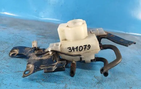 Toyota Prius (XW30) Brake fluid reservoir 4722047080
