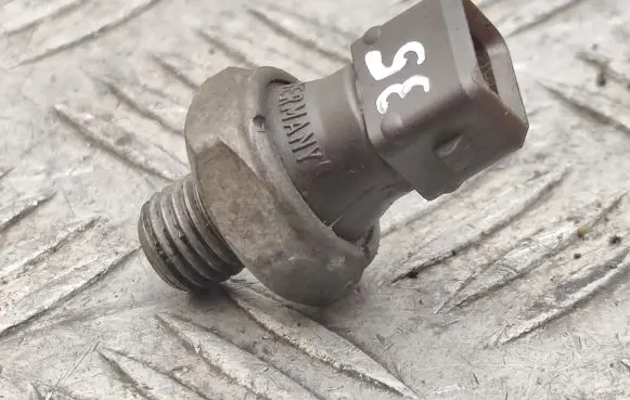 BMW 3 E90 E91 Oil pressure sensor 7568480