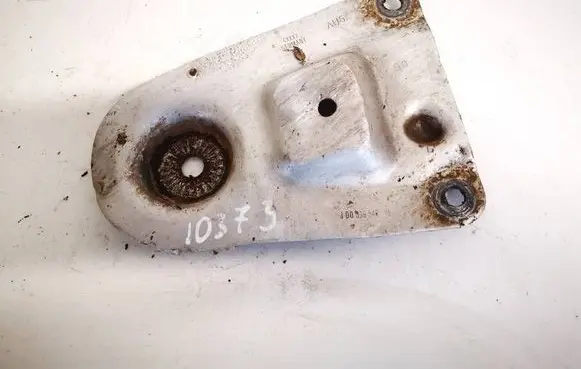 Engine mounting bracket