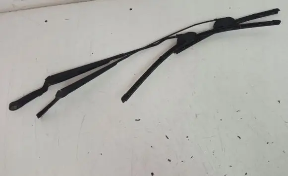 Volkswagen Golf III Front wiper blade arm