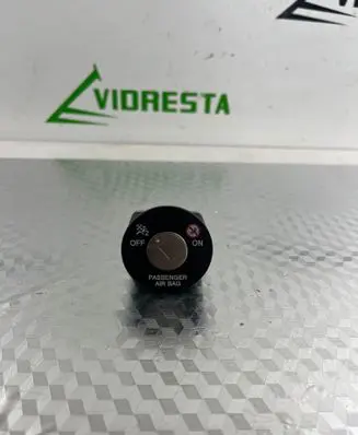 Passenger airbag on/off switch