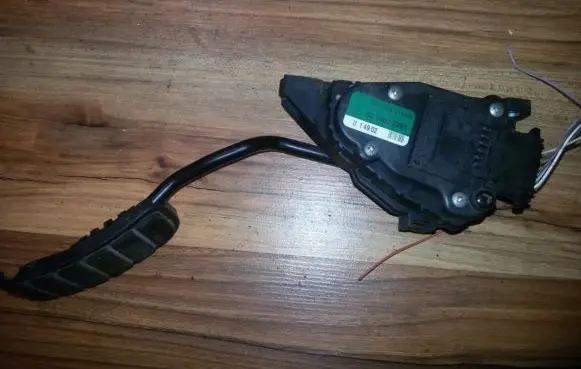 Accelerator throttle pedal