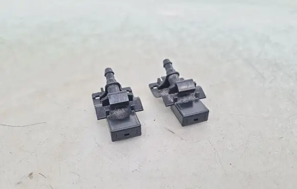 Toyota Avensis T270 Windshield washer spray nozzle 