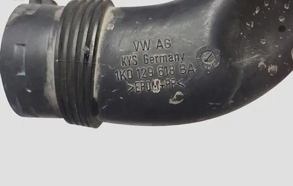 Volkswagen PASSAT B6 Air intake hose/pipe 1K0129618BA