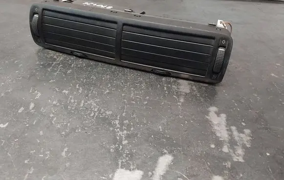 Volkswagen PASSAT B5 Dash center air vent grill 3B0819728A