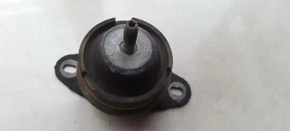 Peugeot 407 Engine mount bracket