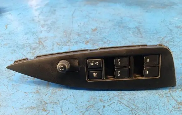 Suzuki Kizashi Electric window control switch 3799057L00