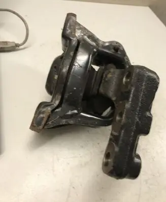 Peugeot 208 Engine mount bracket 9654166080