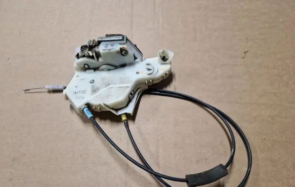 Toyota Hilux (AN10, AN20, AN30) Front door lock 