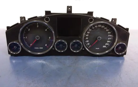 Volkswagen Touareg I Speedometer (instrument cluster)