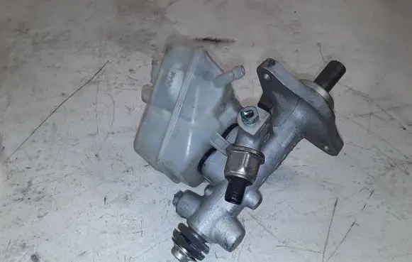 Mercedes-Benz C W203 Master brake cylinder 0350804541 03339005412