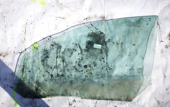 Volvo V70 Front door window glass four-door AS2