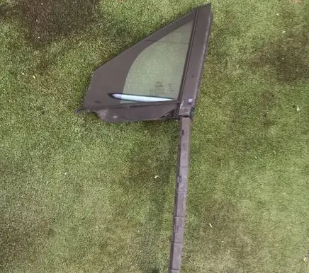 Ford Mondeo MK V Front door window glass four-door