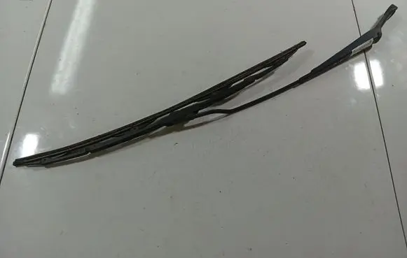 Volkswagen PASSAT B5 Front wiper blade arm 3B1955409