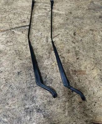Front wiper blade arm