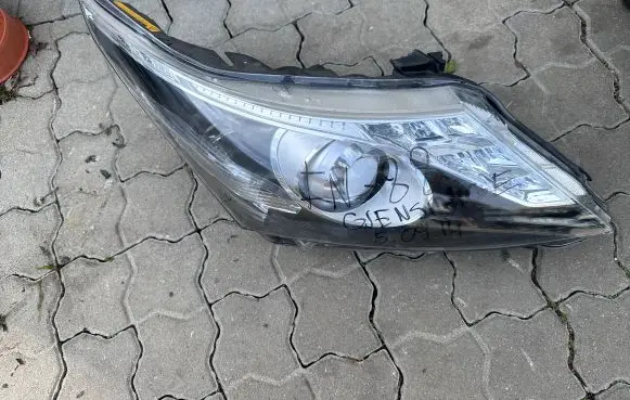 Toyota Avensis T270 Headlight/headlamp