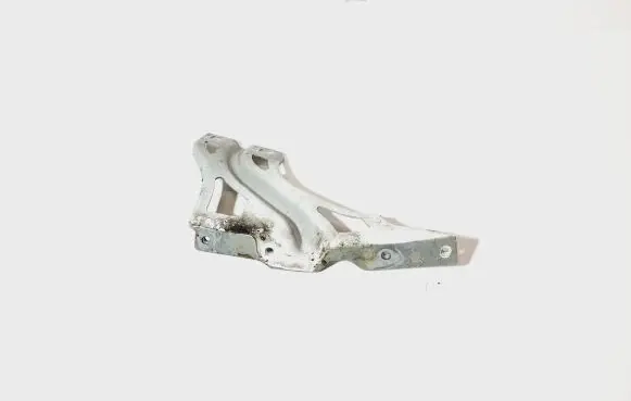 Audi Q3 8U Fender mounting bracket 8U0821135