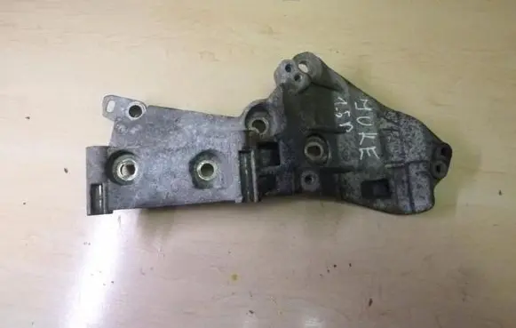 Nissan Juke I F15 Engine mounting bracket 8200669494 VD2420