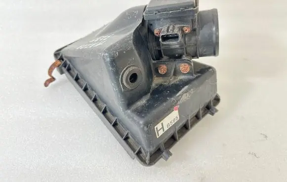 Mazda 323 F Air filter box B3H7 E5T51171 HB595