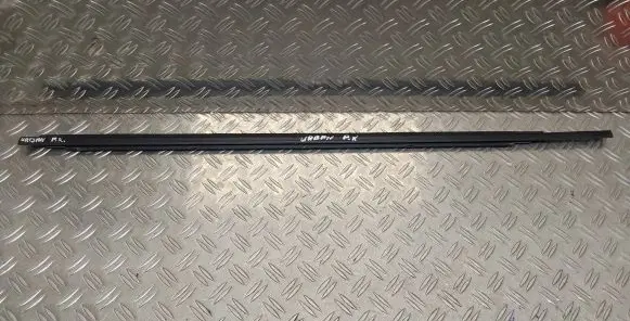 Toyota Urban Cruiser (XP110) Front door glass trim molding