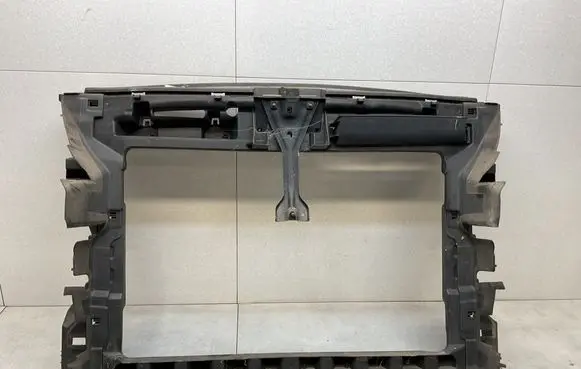 Volkswagen Touran II Radiator support slam panel