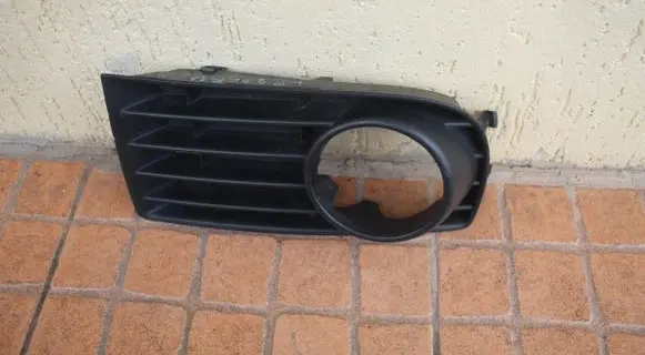 Volkswagen Golf V Front bumper lower grill 1K0853665B
