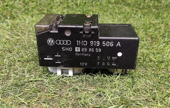 Volkswagen Golf III Coolant fan relay 1H0919506A