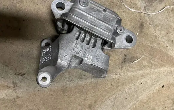 Ford Focus Gearbox mount 326E82
