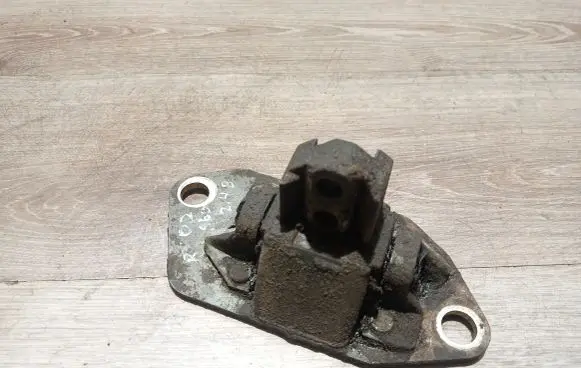 Volvo S60 Engine mount bracket 8624757