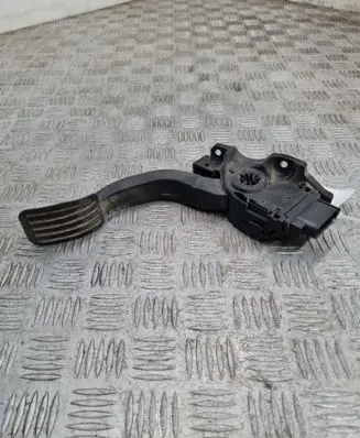 Accelerator throttle pedal