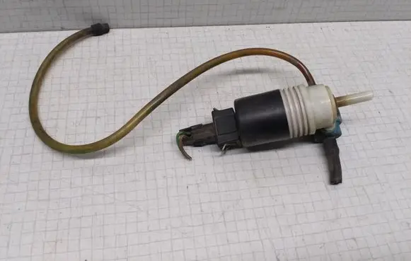 Volkswagen PASSAT B4 Windscreen/windshield washer pump 1H6955651