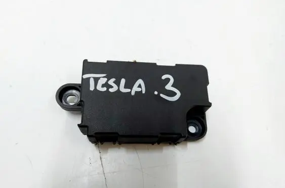 Tesla Model 3 Antenna control unit 1447430-00-B