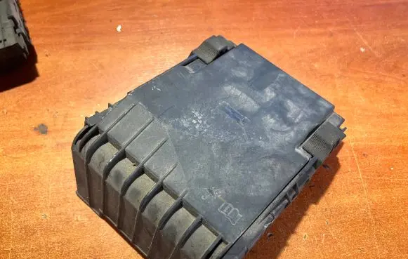 Volkswagen Golf VI Fuse box cover 1K0937132F