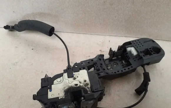 Renault Megane III Front door lock