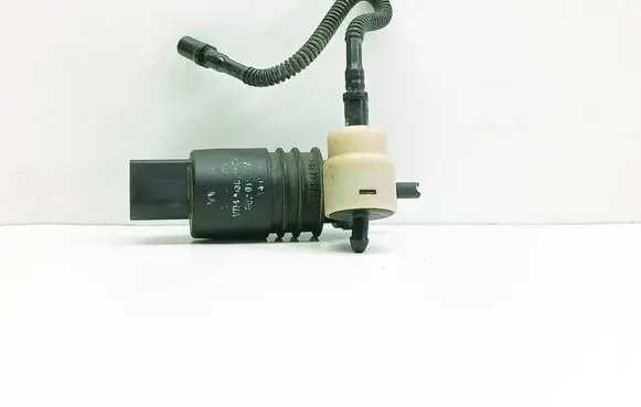 Volkswagen Golf IV Windscreen/windshield washer pump