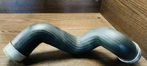 Volkswagen PASSAT B5.5 Intercooler hose/pipe 3B0145834N