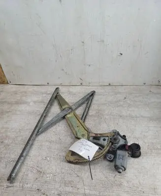 Toyota Corolla Verso E121 Front door window regulator with motor 8572013030