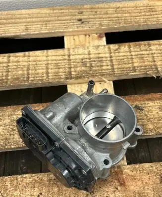 Toyota C-HR I Throttle valve 220300T110
