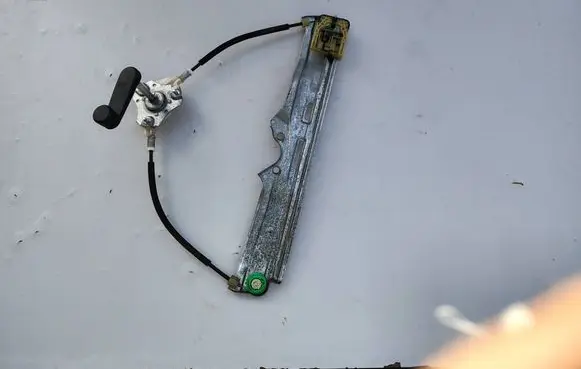 Fiat Tipo Rear window lifting mechanism without motor 