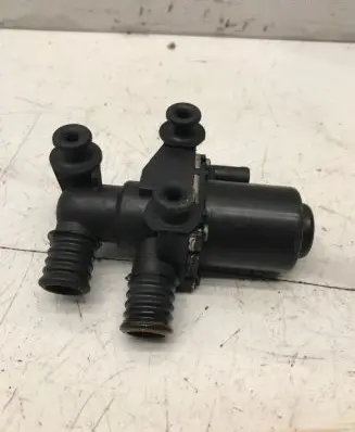 BMW 5 E60 E61 Coolant heater control valve 1474120144 6920226 030829