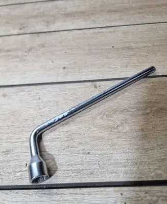 Mercedes-Benz E W211 Wheel nut wrench A2215810001