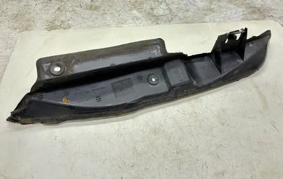 Volkswagen PASSAT B5.5 Fender end trim 