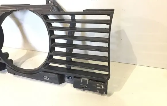 BMW 5 E34 Front bumper upper radiator grill 843175