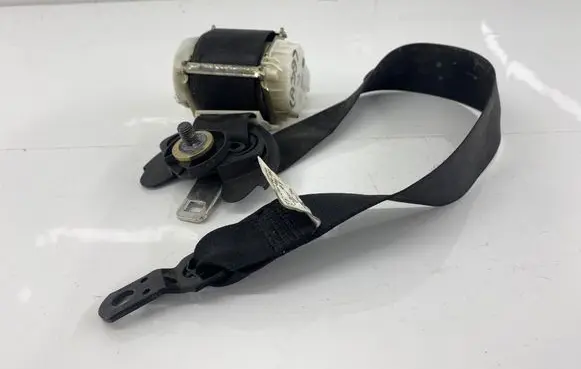 BMW X3 E83 Front seatbelt 33033481E