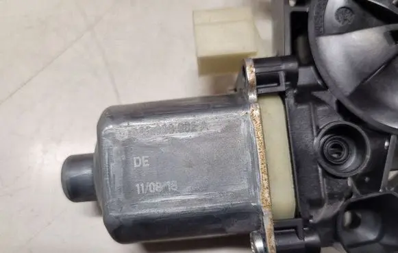 Skoda Superb B8 (3V) Front door window regulator motor 5Q0959802A