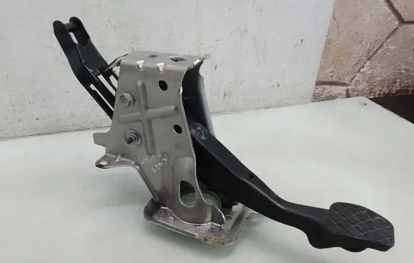 Volkswagen Golf Plus Brake pedal 1K1721057AD