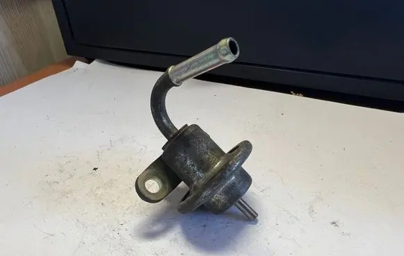 Toyota Corolla E100 Fuel pressure regulator 2328015020