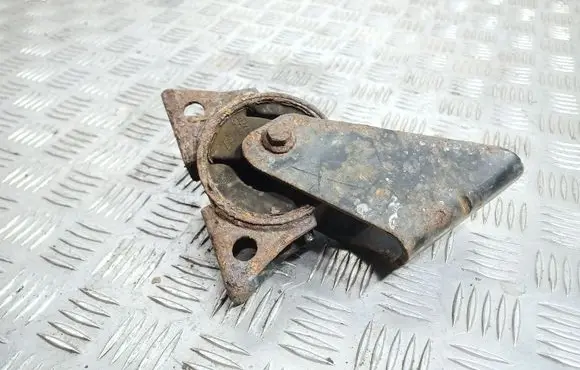 Nissan Primera Engine mount bracket